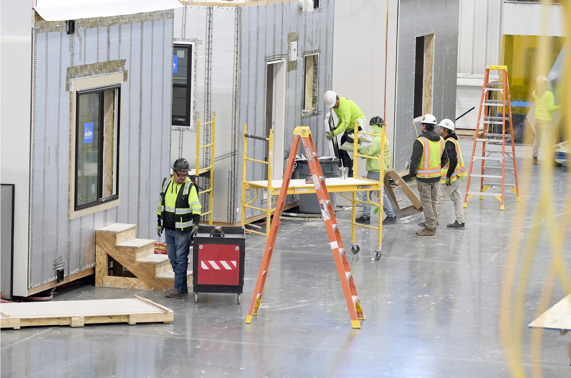 Workers construct modular homes i